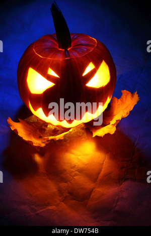 Wütend Halloween-Kürbis mit Eiche Blätter Stockfoto