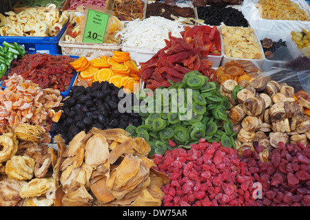 Getrocknete Früchte auf dem Display an der Carmel Markt Tel Aviv, Israel Stockfoto