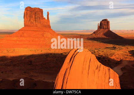 Sonnenuntergang in Monument Valley Navajo Tribal Park an der Grenze zwischen Utah und Arizona Stockfoto