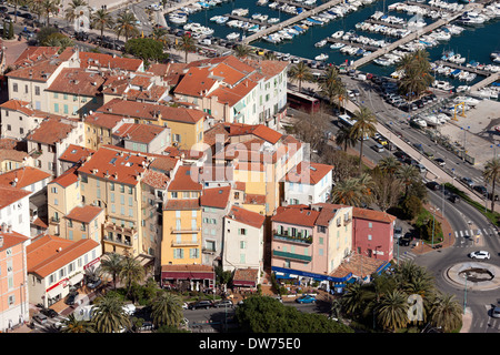 LUFTAUFNAHME. Die Altstadt von Menton, Alpes-Maritimes, Französische Riviera, Frankreich. Stockfoto