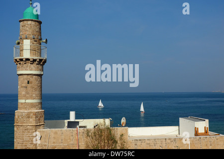 Hafen von Jaffa Minarett mit zwei Yachten Segeln im Hintergrund Stockfoto