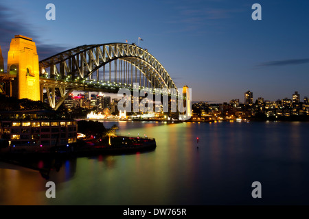 Die berühmten Sydney Harbour Bridge bei Nacht Stockfoto