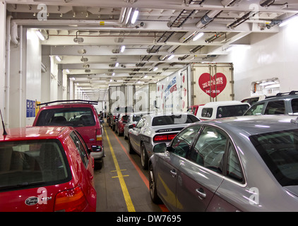 PKW, LKW und andere Fahrzeuge auf einem Parkdeck des BC Fähren, Reisen zwischen Vancouver Island und dem Festland. Stockfoto