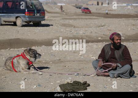 (140302)--GHAZNI, 2. März 2014 (Xinhua)--ein afghanischer Mann seinen Hund in der Nähe der Hundekämpfe in der Provinz Ghazni, Afghanistan, 2. März 2014 hält. (Xinhua/Rahmat) (Zhf) Stockfoto