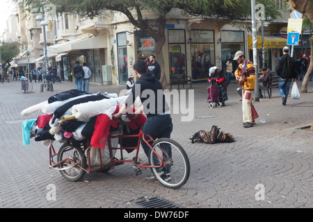 Bereitstellung von Rollen Stoff von Dreirad in Carmel-Markt, Tel Aviv, Israel Stockfoto