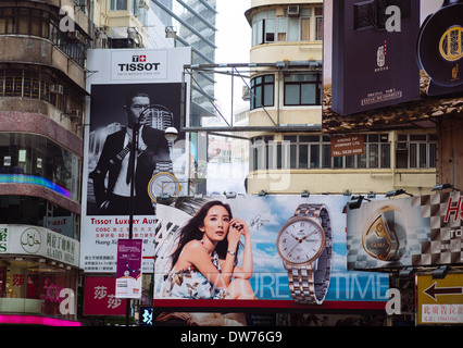 Plakatwände überhängenden in Causeway Bay.  Beliebte Einkaufsviertel für Einheimische und Touristen. Stockfoto