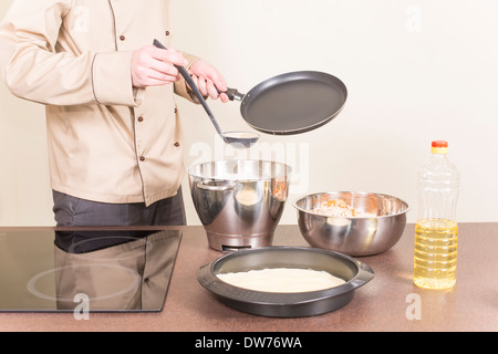 Kochen Sie braten Pfannkuchen Markenkleidung Stockfoto