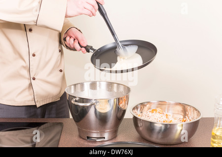 Kochen Sie braten Pfannkuchen Markenkleidung Stockfoto