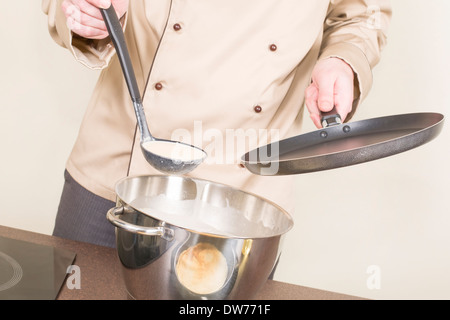 Kochen Sie braten Pfannkuchen Markenkleidung Stockfoto