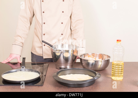 Kochen Sie braten Pfannkuchen Markenkleidung Stockfoto