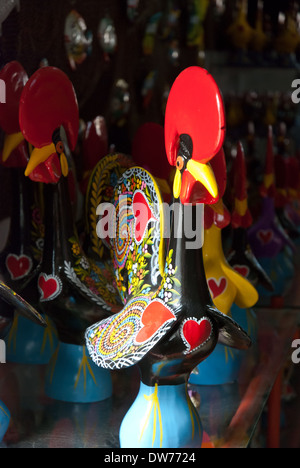 Ein Hahn von Barcelos gemalte Figur in einem Souvenirladen in der Algarve, Portugal. Stockfoto