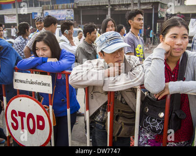 2. März 2014 - Mae Sot, Tak, Thailand - Burma Bürger Line-up an Thai Immigration Büros in Mae Sot, Thailand, warten auf den Moie Fluss zu überqueren, so dass sie nach Myanmar (Burma) zurückgehen können. Der Grenzübergang in Mae Sot und Myawaddy (auf der Burma) Seite ist der verkehrsreichste Grenzübergang an der thailändisch-burmesischen Grenze. (Bild Kredit: Jack Kurtz/ZUMAPRESS.com ©) Stockfoto