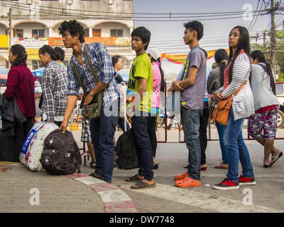 2. März 2014 - Mae Sot, Tak, Thailand - Burma Bürger Line-up an Thai Immigration Büros in Mae Sot, Thailand, warten auf den Moie Fluss zu überqueren, so dass sie nach Myanmar (Burma) zurückgehen können. Der Grenzübergang in Mae Sot und Myawaddy (auf der Burma) Seite ist der verkehrsreichste Grenzübergang an der thailändisch-burmesischen Grenze. (Bild Kredit: Jack Kurtz/ZUMAPRESS.com ©) Stockfoto