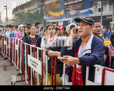 2. März 2014 - Mae Sot, Tak, Thailand - Burma Bürger Line-up an Thai Immigration Büros in Mae Sot, Thailand, warten auf den Moie Fluss zu überqueren, so dass sie nach Myanmar (Burma) zurückgehen können. Der Grenzübergang in Mae Sot und Myawaddy (auf der Burma) Seite ist der verkehrsreichste Grenzübergang an der thailändisch-burmesischen Grenze. (Bild Kredit: Jack Kurtz/ZUMAPRESS.com ©) Stockfoto