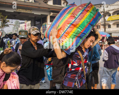 2. März 2014 - Mae Sot, Tak, Thailand - Burma Bürger Line-up an Thai Immigration Büros in Mae Sot, Thailand, warten auf den Moie Fluss zu überqueren, so dass sie nach Myanmar (Burma) zurückgehen können. Der Grenzübergang in Mae Sot und Myawaddy (auf der Burma) Seite ist der verkehrsreichste Grenzübergang an der thailändisch-burmesischen Grenze. (Bild Kredit: Jack Kurtz/ZUMAPRESS.com ©) Stockfoto