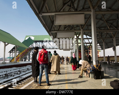 Indien, Kaschmir, Srinagar Bahnhof, Passagiere warten auf die Plattform für die Ankunft des Zuges Stockfoto