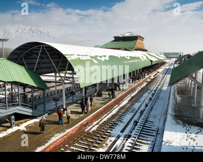 Indien, Kaschmir, Srinagar Bahnhof im Winter, Passagiere warten auf die Plattform für die Ankunft des Zuges Stockfoto