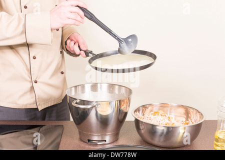 Kochen Sie braten Pfannkuchen Markenkleidung Stockfoto