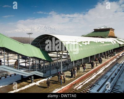 Indien, Kaschmir, Srinagar Bahnhof im Winter, Passagiere warten auf die Plattform für die Ankunft des Zuges Stockfoto