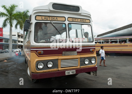 Ein Bus fährt ab Lautoka Bahnhof an der Westküste von Viti Levu, die größte Insel von Fidschi. Stockfoto