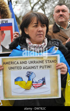 Grosvenor Square, London, UK. 2. März 2014. Ukrainer halten Banner bei einem Protest gegen die russische Intervention in der Ukraine. Bildnachweis: Matthew Chattle/Alamy Live-Nachrichten Stockfoto