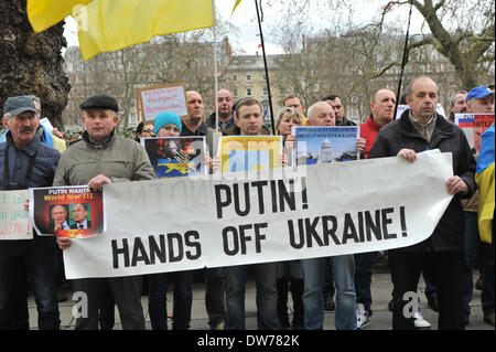 Grosvenor Square, London, UK. 2. März 2014. Ukrainer halten Banner bei einem Protest gegen die russische Intervention in der Ukraine. Bildnachweis: Matthew Chattle/Alamy Live-Nachrichten Stockfoto