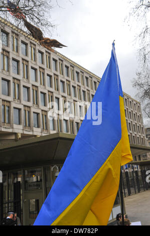 Grosvenor Square, London, UK. 2. März 2014. Ukrainer halten Banner bei einem Protest gegen die russische Intervention in der Ukraine. Bildnachweis: Matthew Chattle/Alamy Live-Nachrichten Stockfoto