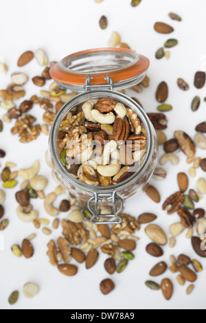 Assorted Nuts in ein Vorratsgefäß Kilner Stockfoto