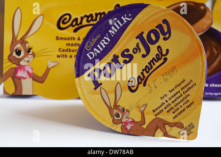 Cadbury Dairy Milk Töpfe von Joy Caramel festgelegt auf weißem Hintergrund Stockfoto