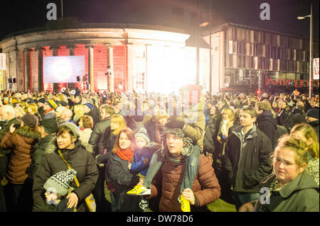 Liverpool, UK, 1. März 2014. Menschen versammeln sich vor dem Everyman Theatre, das Finale der Eröffnungsfeier zu sehen. Bildnachweis: Peter Carr/Alamy Live-Nachrichten Stockfoto