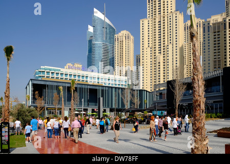 Neue Fußgängerzone Einkaufsmöglichkeiten und Restaurants Promenade neben dem Strand namens The Beach off The Walk in der Jumeirah Beach Residence (JBR) Dubai Stockfoto