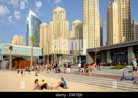 Neue Fußgängerzone Einkaufsmöglichkeiten und Restaurants Promenade neben dem Strand namens The Beach off The Walk in der Jumeirah Beach Residence (JBR) Dubai Stockfoto