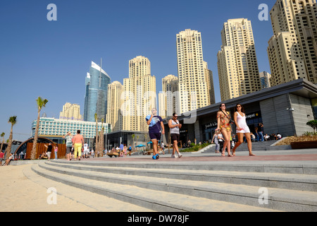 Neue Fußgängerzone Einkaufsmöglichkeiten und Restaurants Promenade neben dem Strand namens The Beach off The Walk in der Jumeirah Beach Residence (JBR) Dubai Stockfoto