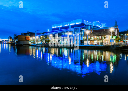 Lichter von der Waterfront Gebäude in Brayford Pool Lincoln wider Stockfoto