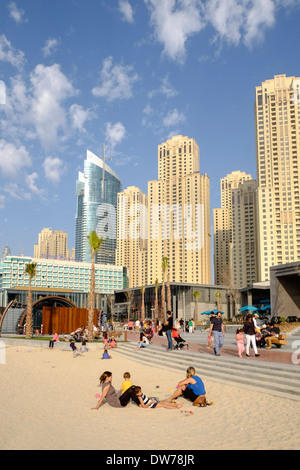 Neue Fußgängerzone Einkaufsmöglichkeiten und Restaurants Promenade neben dem Strand namens The Beach off The Walk in der Jumeirah Beach Residence (JBR) Dubai Stockfoto