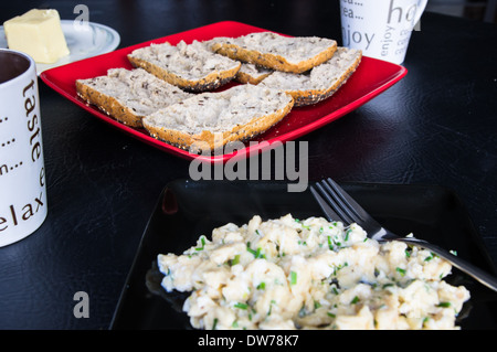 Frühstück mit Rührei, Brot und Kaffee Stockfoto