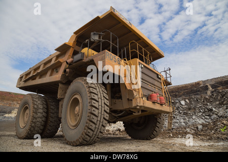 Massive Raupe Bergbau LKW wartet mit Erz in einem großen Tagebau Kupfer geladen werden / Gold mine in Afrika Stockfoto