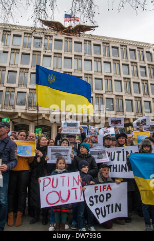 London, UK., 2. März 2014. Ukrainer und ihre Unterstützer in der amerikanischen Botschaft gegen die Bedrohung einer russischen Invasion auf der Krim zu protestieren. Bildnachweis: Paul Davey/Alamy Live-Nachrichten Stockfoto