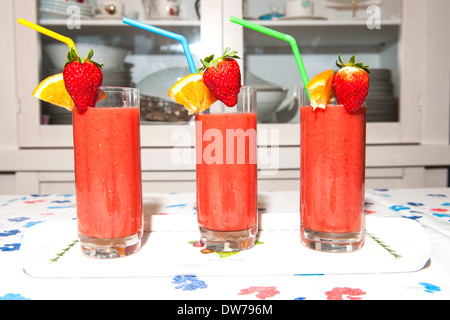 Perugia, Italien. Eine frische und gesunde hausgemachte Smoothie mit Erdbeeren, Bananen und Orangen garniert mit einer frischen Erdbeere. Stockfoto