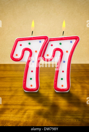 Brennende Geburtstag Kerzen Nummer 77 Stockfoto