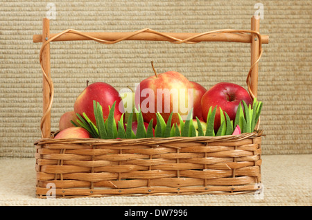 Rote Äpfel in einem Korb Stockfoto