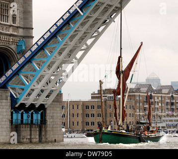 1895 Themse Segeln Lastkahn Kitty, die unter einem erhöhten Tower Bridge Stockfoto