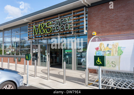 Eingang zum Marks and Spencer Simply Food Supermarkt, Woodley, Reading, Berkshire, England, GB, UK Stockfoto