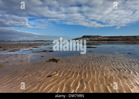 Reflexionen der Isle of Portland in Portland Hafen Übersicht die freiliegende Sand Spuren am Spring Tide durch die Sonne hervorgehoben Stockfoto