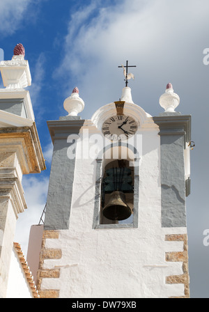 Bell und Clock Tower St. Martin Estoi Kirche Estói, Algarve, Portugal, Europa Stockfoto