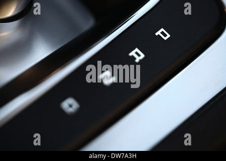 Close-up Schuss der Positionen der eine automatische Gangschaltung im Auto. Stockfoto