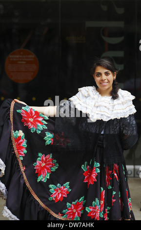 Eine kolumbianische Frau tragen traditionelle Kleidung, Bogota, Kolumbien Stockfoto