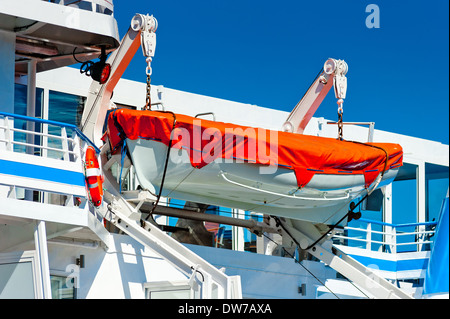 Rettungsboot auf einem großen Schiff hängen Stockfoto