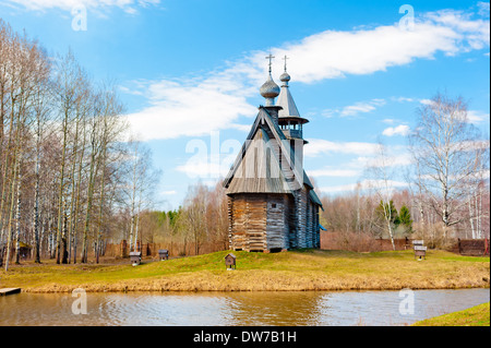 Russische orthodoxe Kirche auf einem Hügel in der Nähe von Wasser Stockfoto