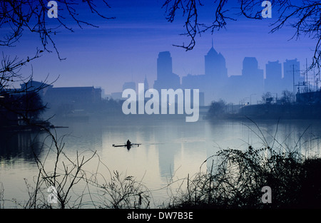 Silhouette der Ruderer auf dem Schuylkill River an einem nebligen Morgen in Philadelphia, Pennsylvania. Stockfoto